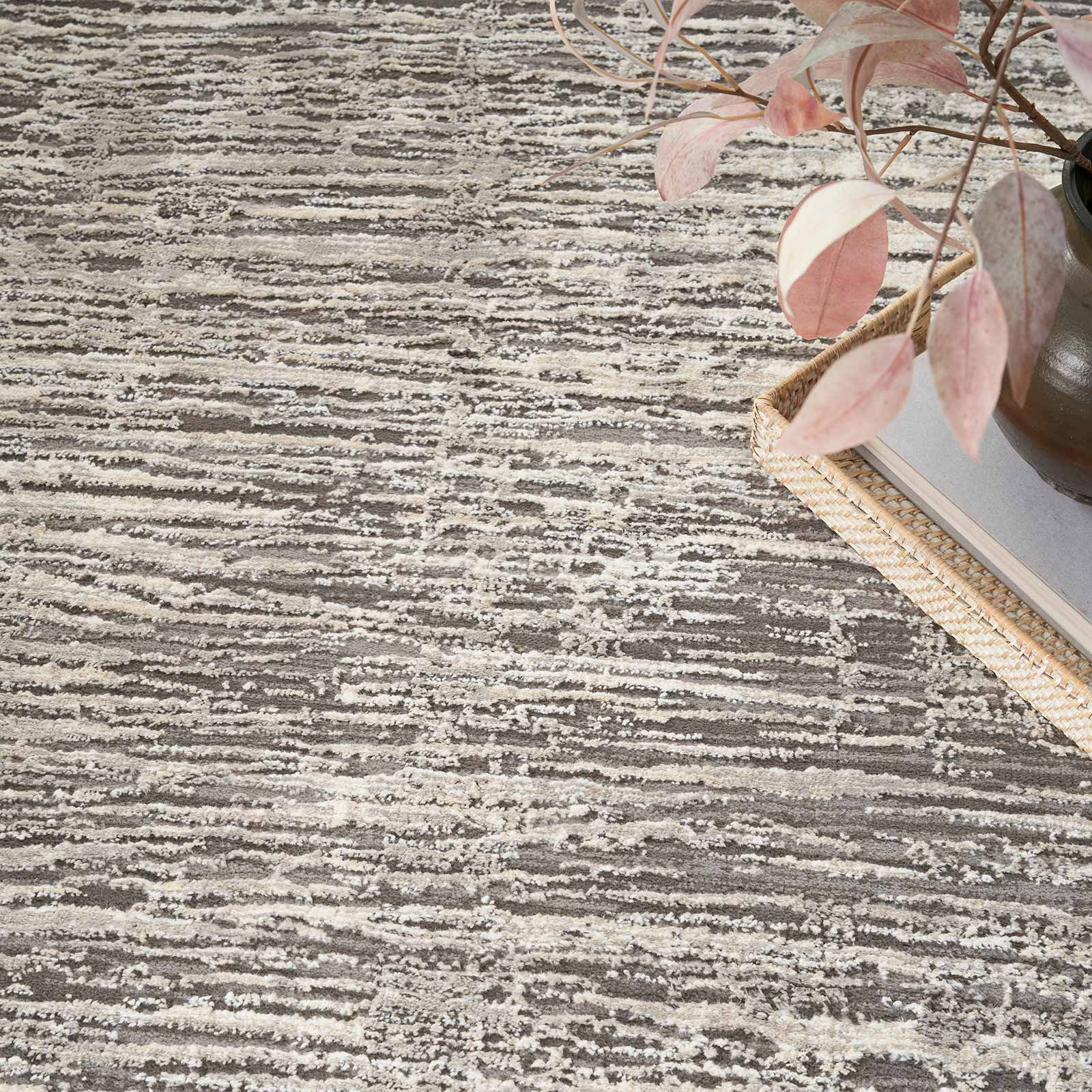 Nourison vloerkleed Sustainable Trends SUT01 IVGRY IVORY GREY 5x7 099446954138 interior 2